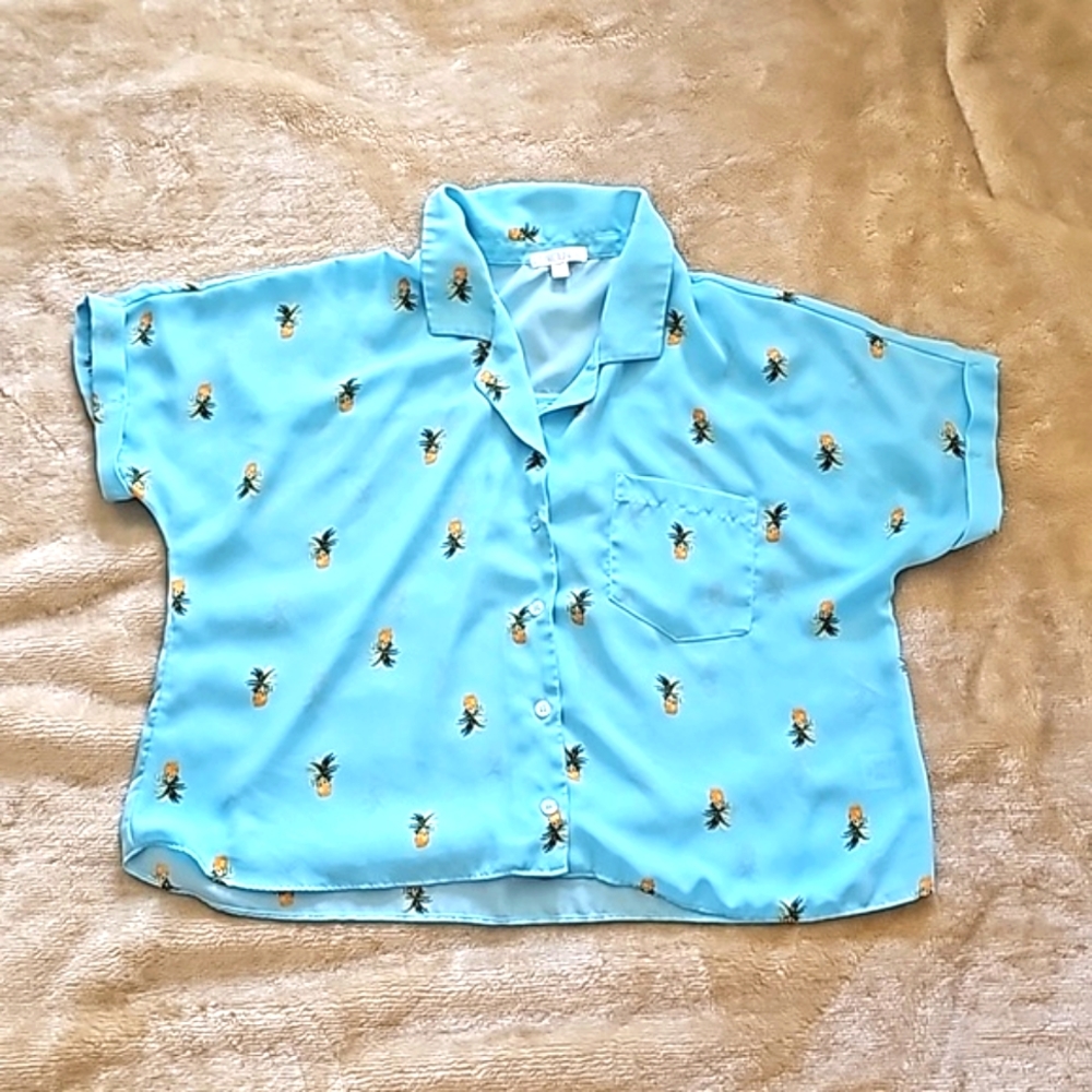 Light blue pineapple crop, Size medium, loose fit